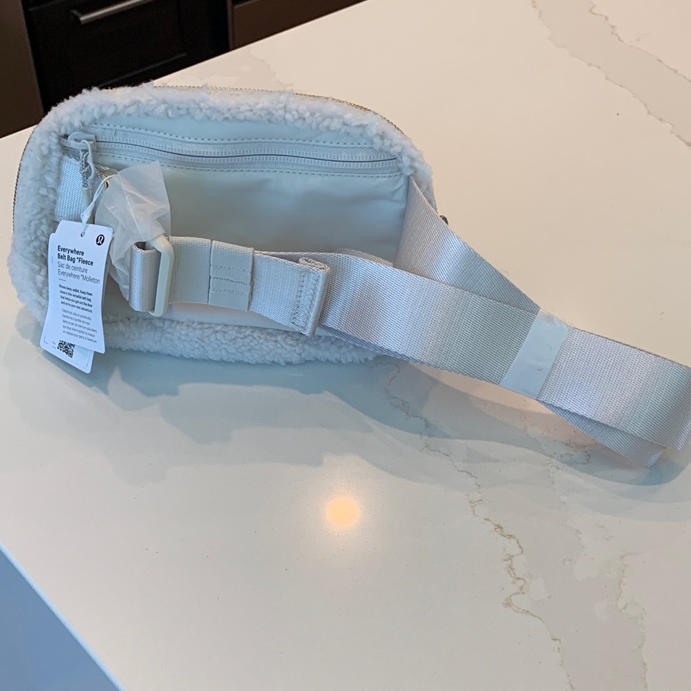NWT LuLuLemon Everywhere Belt Bag Creme Fleece in Creme color - Picture 9 of 9